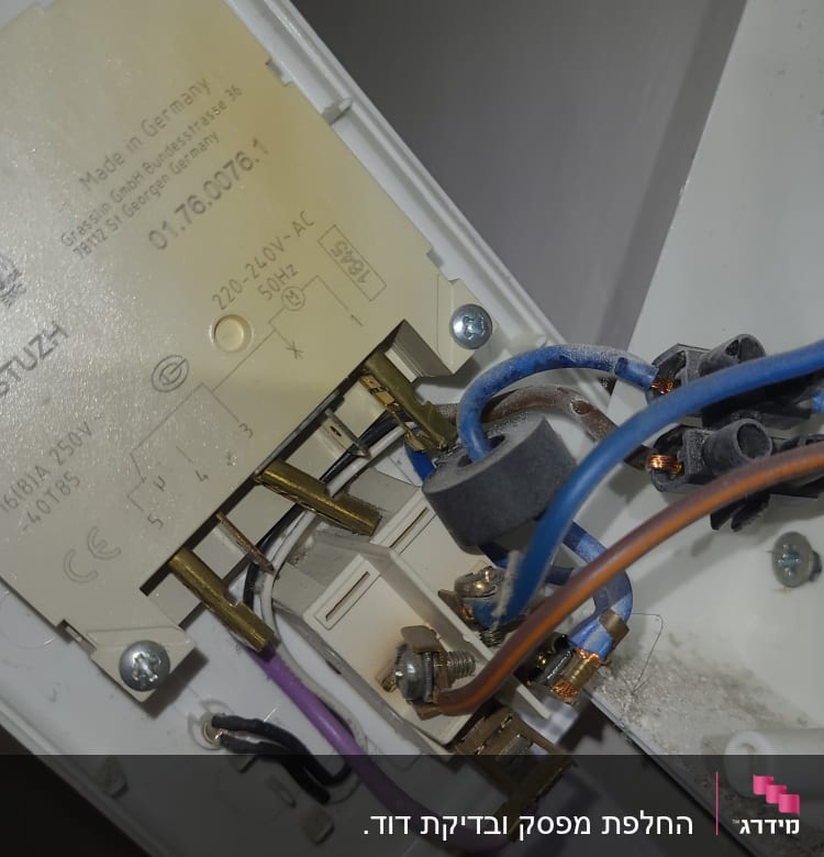 חיבורים חשמליים בתוך דוד שמש עם חוטים צבעוניים